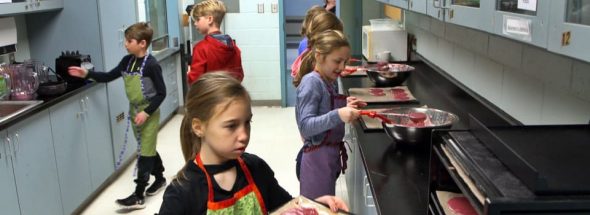 Les entrepreneurs en herbe préparent des roulés aux fruits pour les vendre à leurs camarades d'école. Photo : Radio-Canada